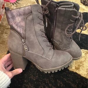 Stylish Gray / purpley heeled ankle Boots
